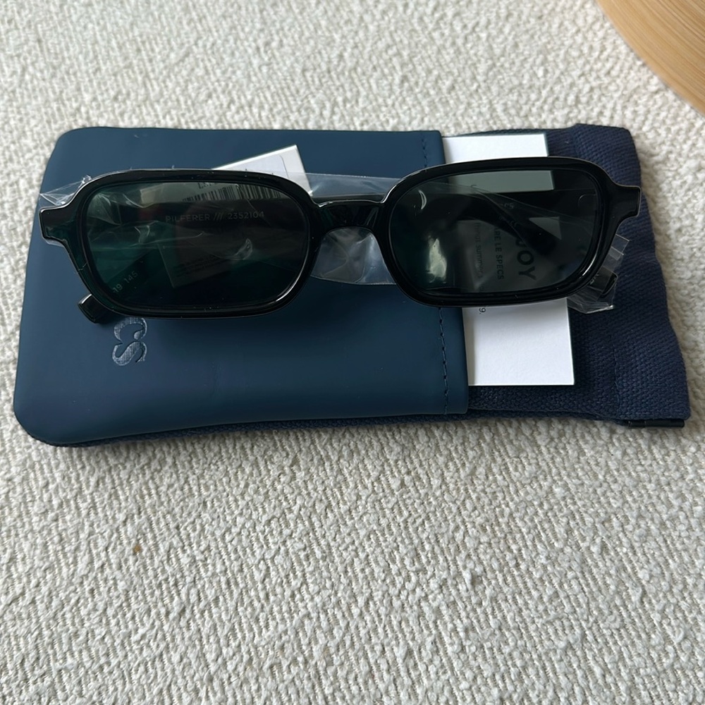 Le Specs Pilferer